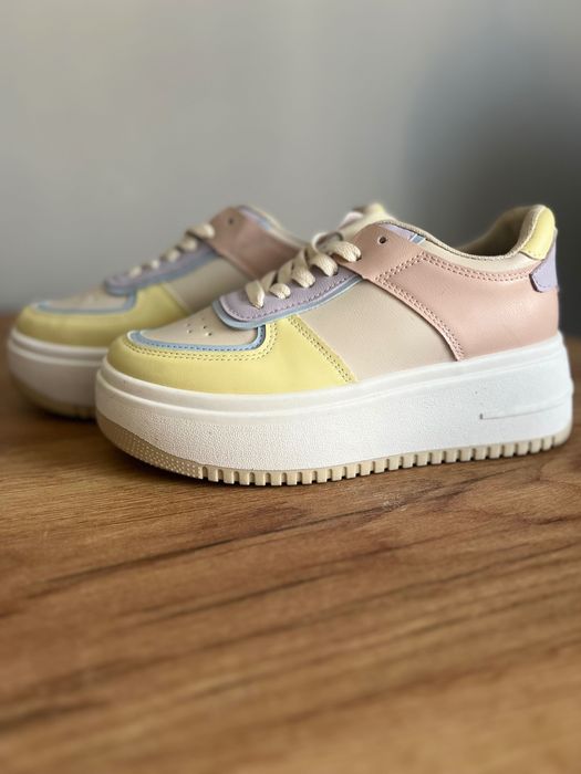 Buty sportowe pastelowe beżowe