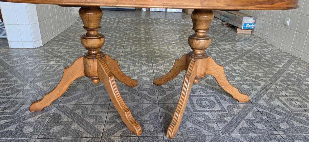 Mesa de Madeira com 6 Cadeiras de Madeira e Couro