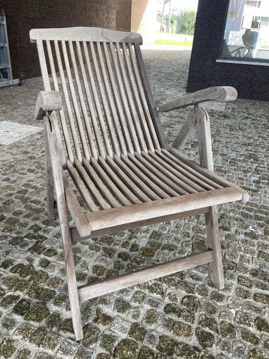 Cadeira de exterior em madeira