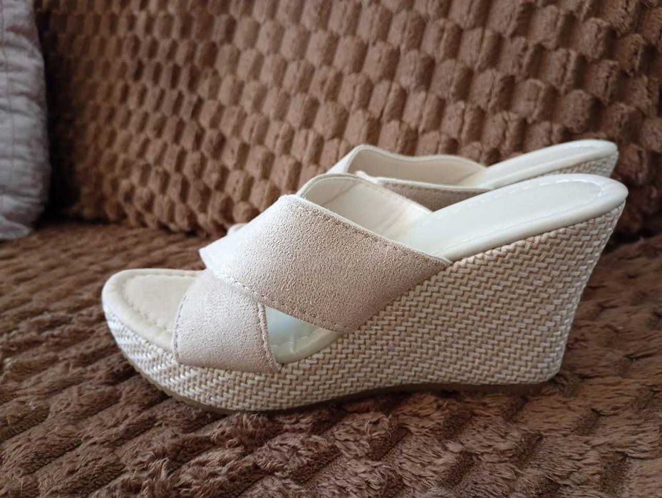 Buty klapki beżowe na koturnie rozmiar 34