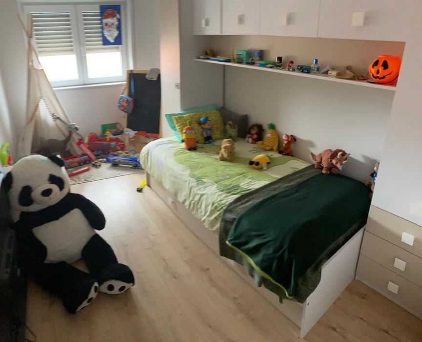 Cama com arrumação e roupeiro