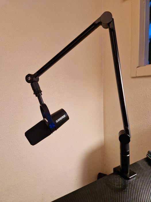 Mikrofon SHURE MV7+ & Sennheiser Profile Boom Arm