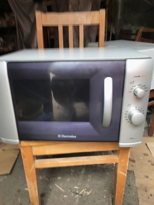 Мікрохвилівка Elektrolux гріль 1000w