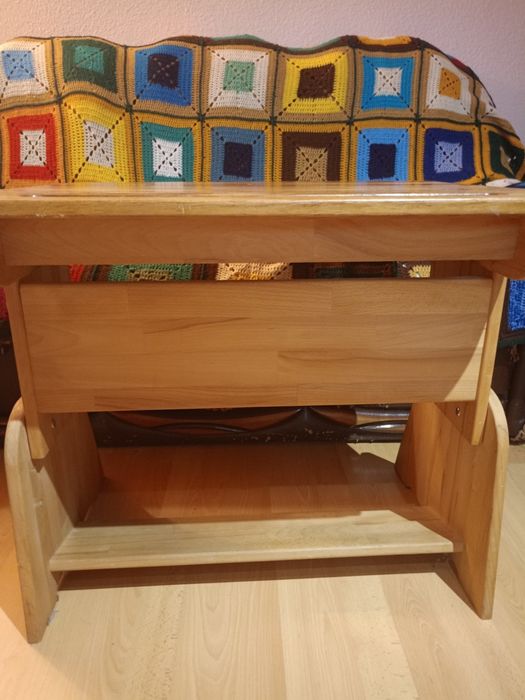 Парта з натурального дерева зі стільцем.