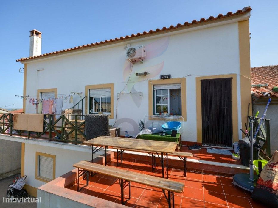 Prédio Com Três Apartamentos