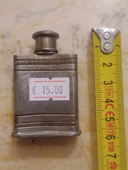 Mini garrafa antiga de bolso em Estanho