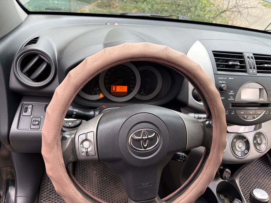 Продаю автомобіль Toyota rav4 2006року. Машина в робочому стані, все працює. Деталі по телефону.