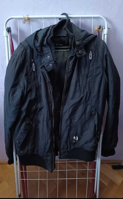 Czarna kurtka z odpinanym kapturem