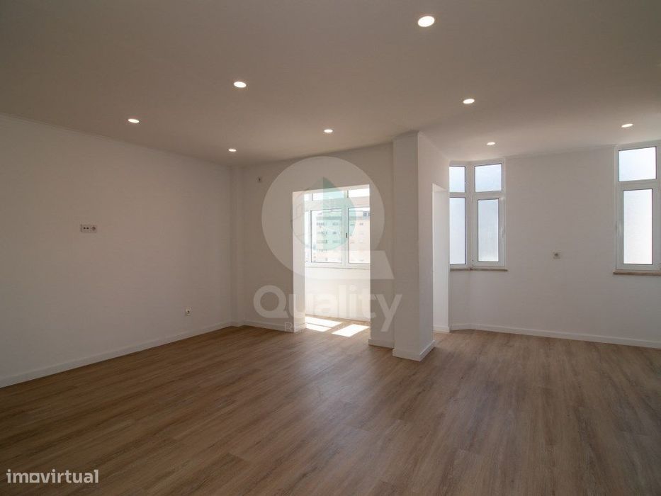 Apartamento T3 Totalmente Renovado - Rua principal da Avenida do Bo...