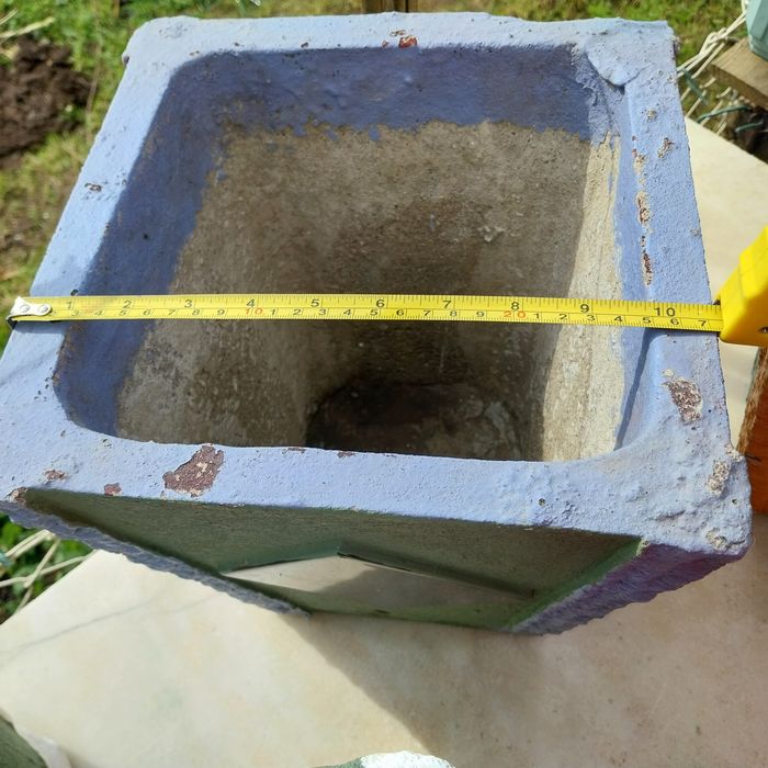 Vasos de cimento antigos restaurados