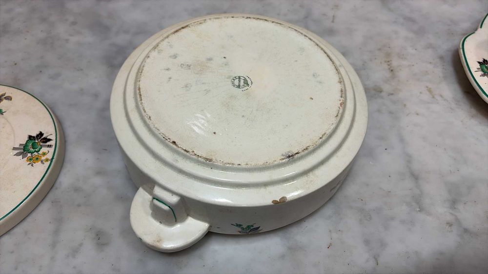 Loiça de Sacavem e terrinas e uma travessa, antiguidades