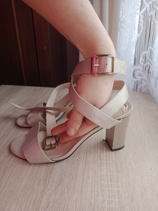 Босоніжки на каблуку