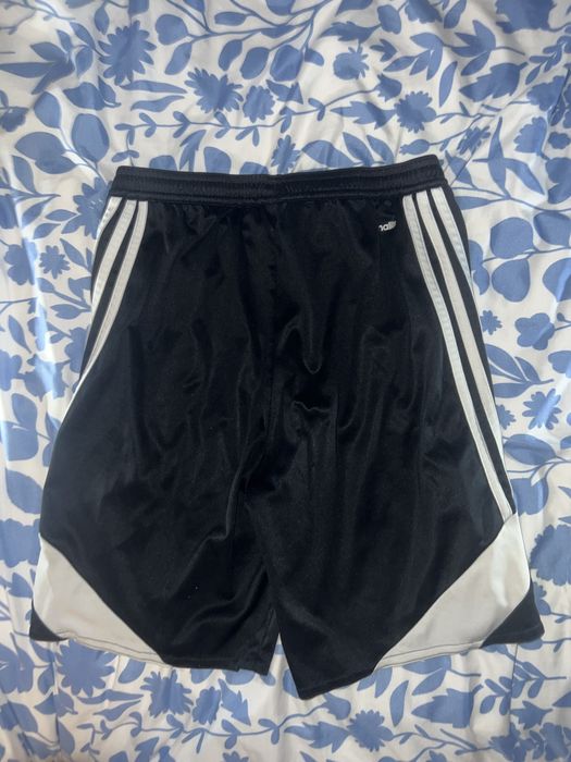 Krótkie spodenki czarne Adidas idealne na WF