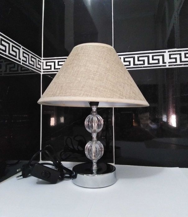 Candeeiro para mesa de cabeceira com lâmpada incluída.