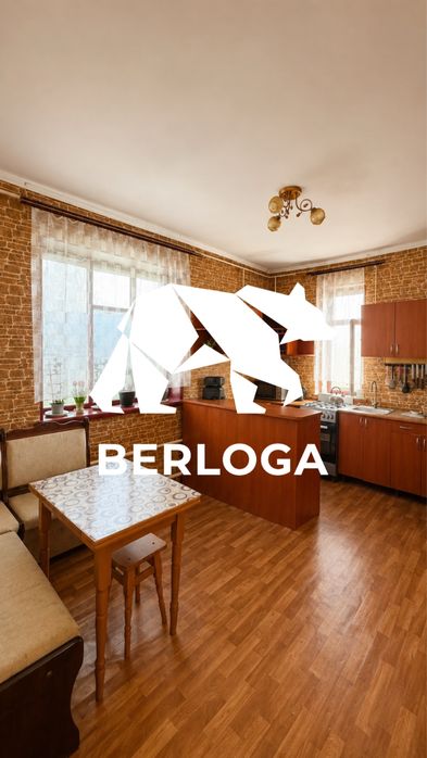 Продаж двох будинків на ділянці