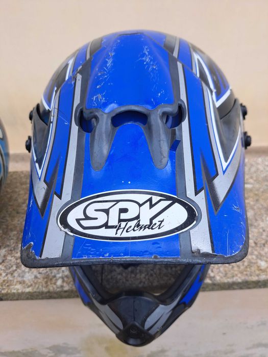 Dois Capacetes Usados