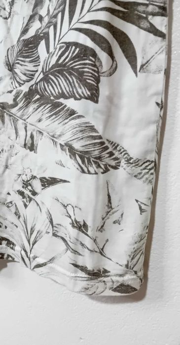 T-shirt - branca com estampado folhas - S - Garcia Jeans