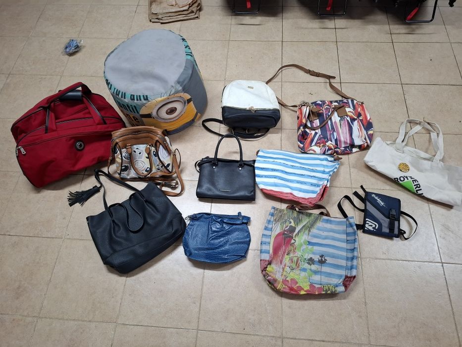 Vende se 5 cestos de artigos novos, usados,antiguidades  vender  junto