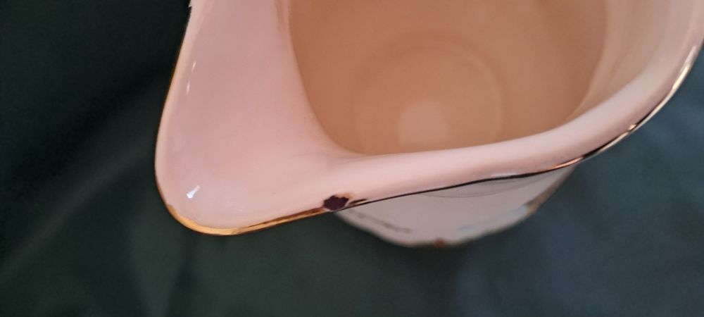 Jarro antigo porcelana 13cm
Com pequeno defeito como se ve na foto