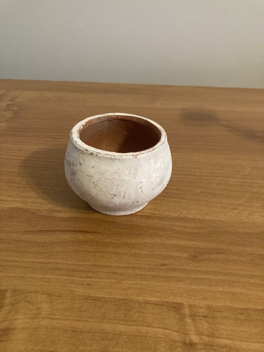 Biały organizer gliniany