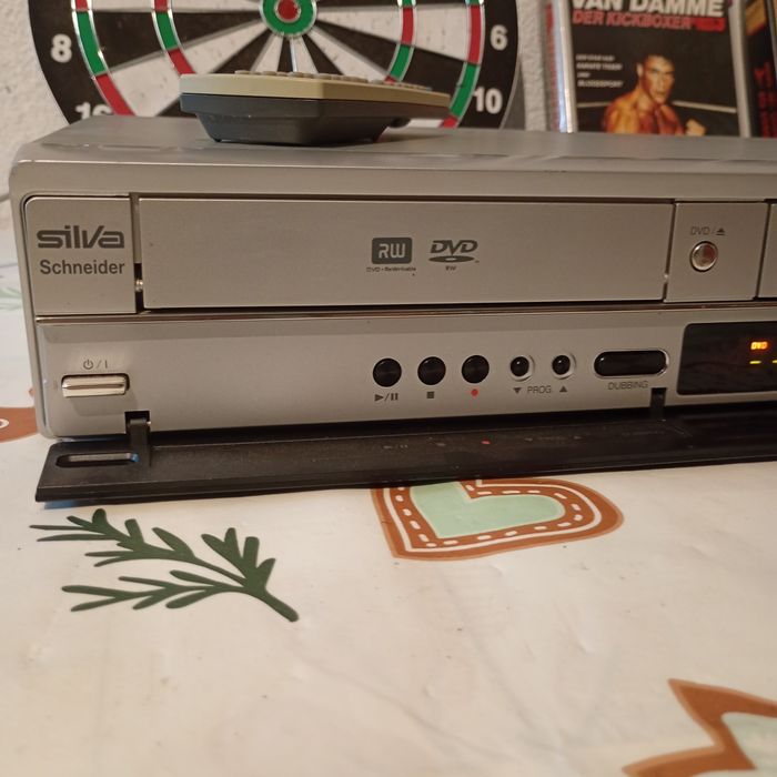 nagrywarka Silva Schneider DVR 4959 HDMI, będąca zestawem combo DVD i magnetowidu VHS