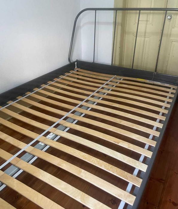 Cama de casal em ferro Ikea + estrado de ripas