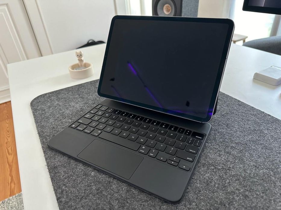 iPad Pro 11 inch 1TB + Magic Keyboard (Eng)