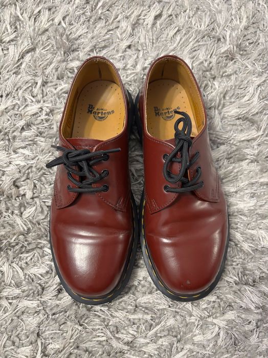 wiśniowe buty dr. martens doc’s 1461