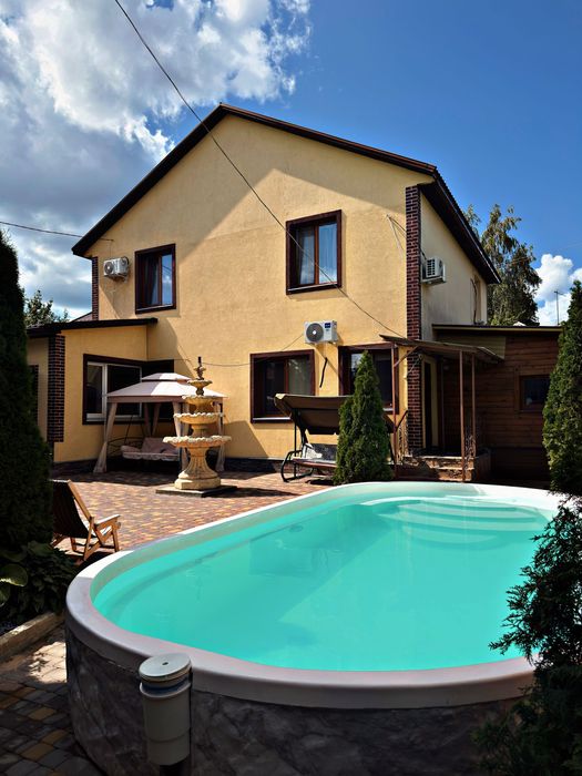 Великий будинок, лазня , басейн.