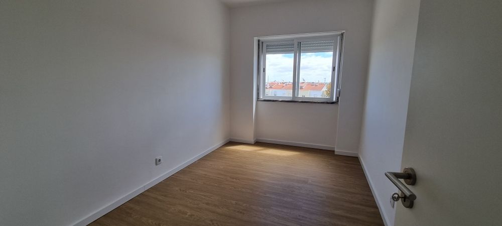 Vende-se  t2 remodelado Torre Marinha Arrentela