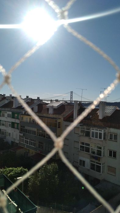 Quarto com vista para ponte 25 de abril, zona tranquila e segura.