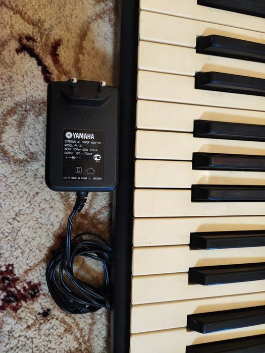 Yamaha PSR-220 не включається