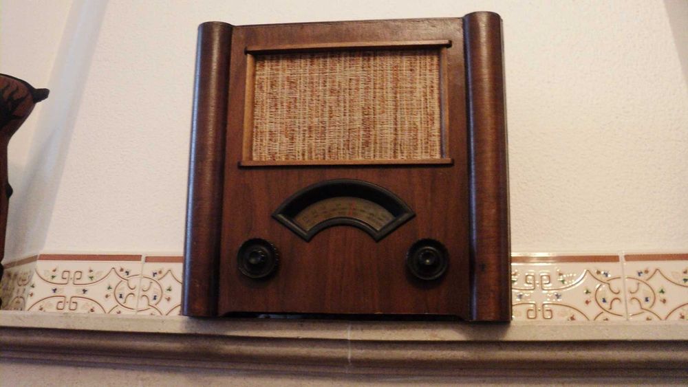 Radio antigo de madeira dos anos 70