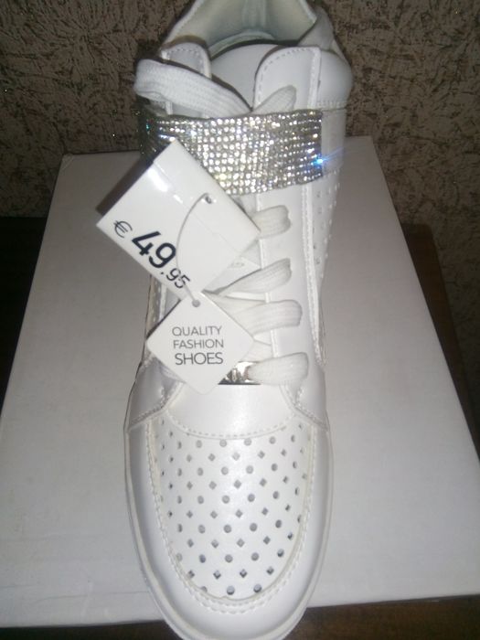 Продам женские кросовки