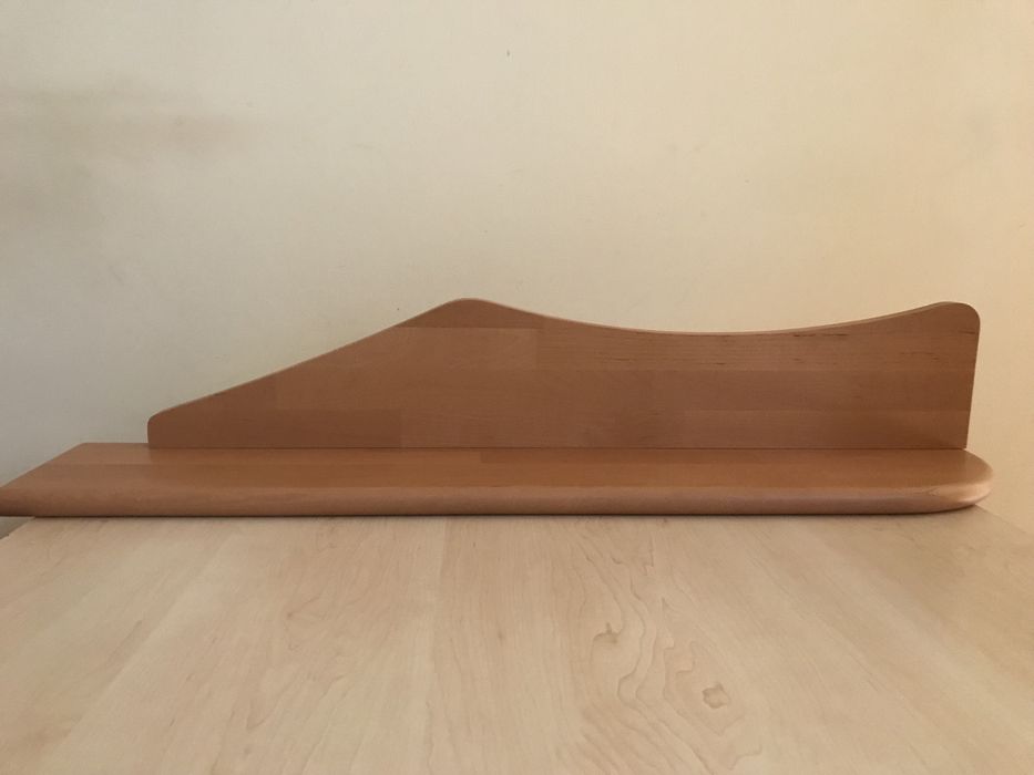 Półka ścienna falista wisząca z kołkami