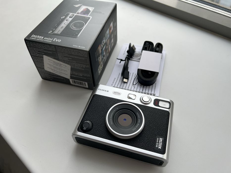 Fujifilm Instax Mini EVO Black - камера миттєвого друку