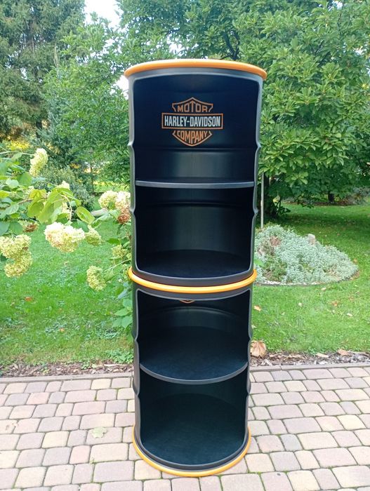 Regał, półka z metalowych beczek.