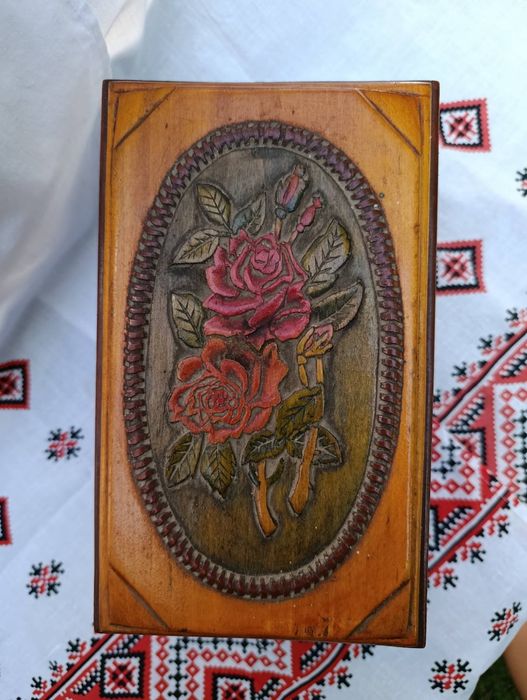 Дерев'яна вінтажна різьблена скринька, шкатулка