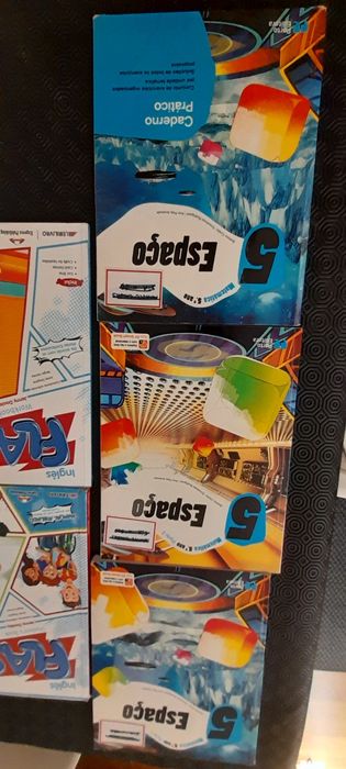 Manuais/livros escolares matemática e inglês 5 ano