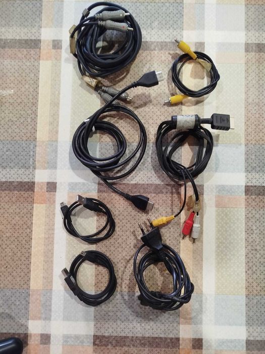 PS3 SLIM desbloqueada + 3 comandos originais + cabos