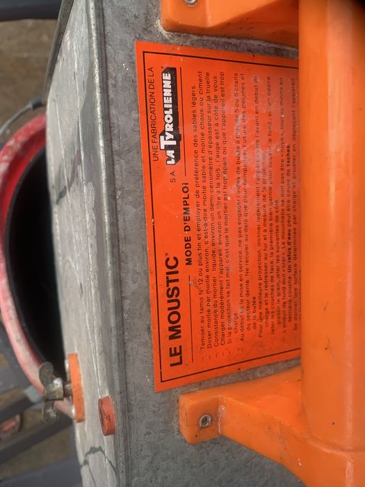 Máquina Manual de Projeção de Reboco “Le Moustic” – La Tyrolienne (França)
