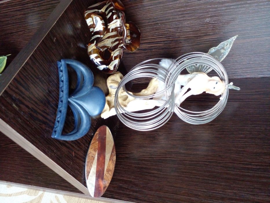 . Заколки для волос.