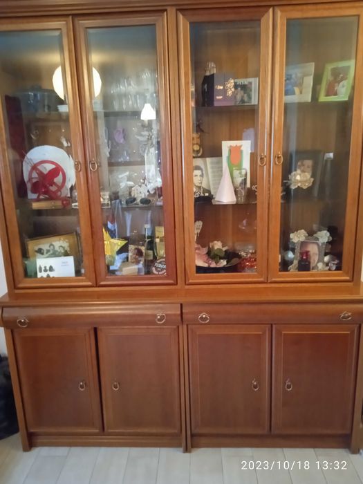 Móvel com crestaleira bom estado