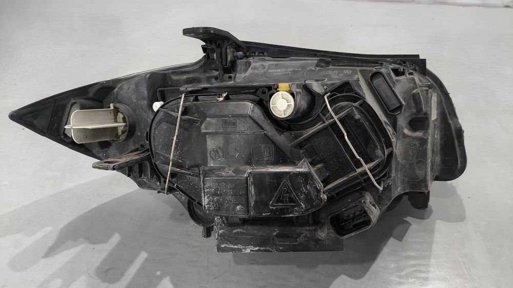 Farol BMW Serie 1 (E81/E82/E87/E88) Esquerdo Xenon Pré-LCI Com Angel Eyes