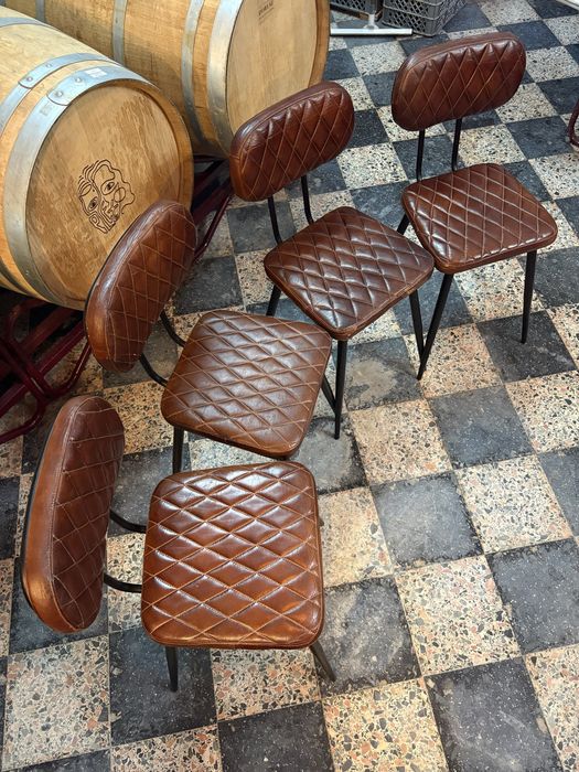 Cadeiras com estofos em couro (4pc)