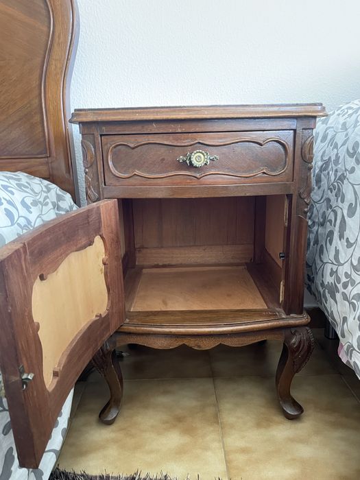 Mesa de Cabeceira em madeira com 2 gavetas