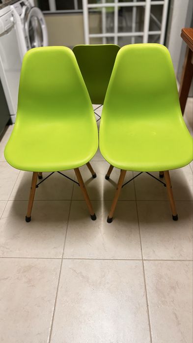Quatro Cadeiras verdes como novas