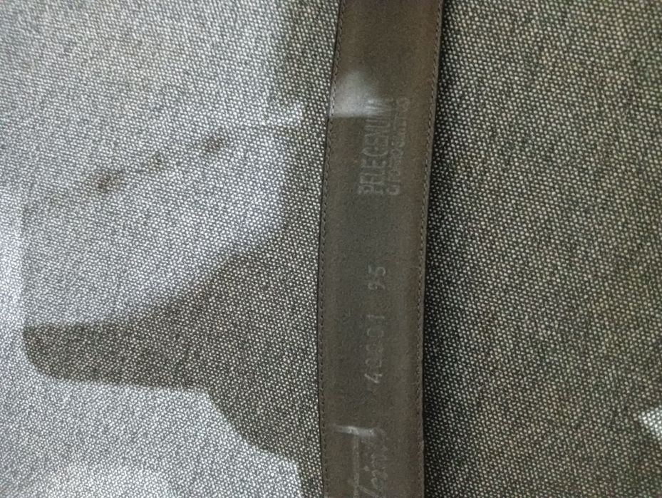 Cinto clássico em couro.

- Material: Couro
- Detalhe da fivela em met