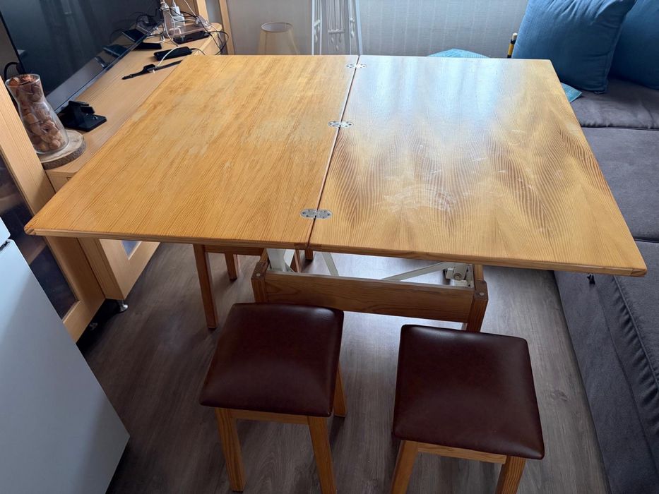 Mesa 2 em 1, mesa baixa e refeição ao mesmo tempo.