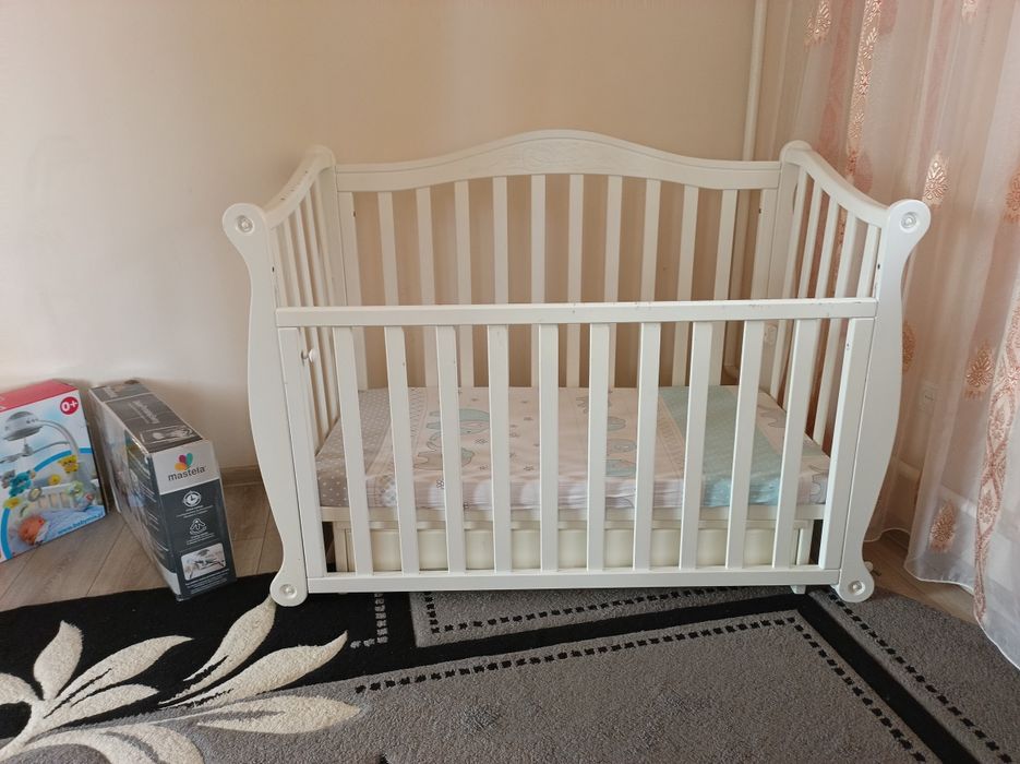 Дитяче ліжечко-колиска з подарунками